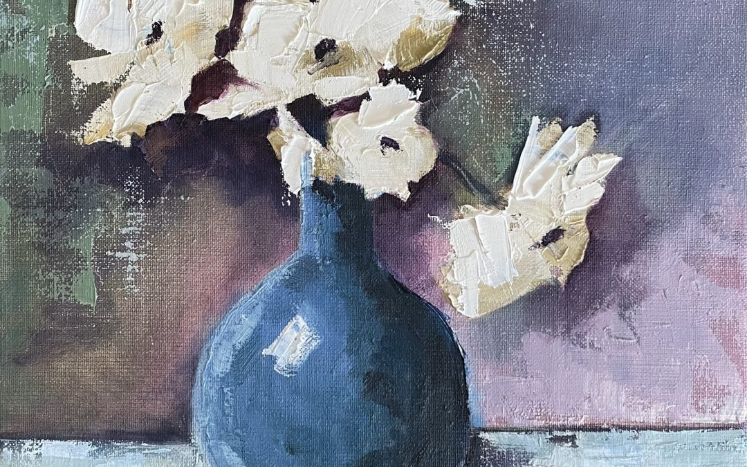 Blauwe vaas met witte anemonen